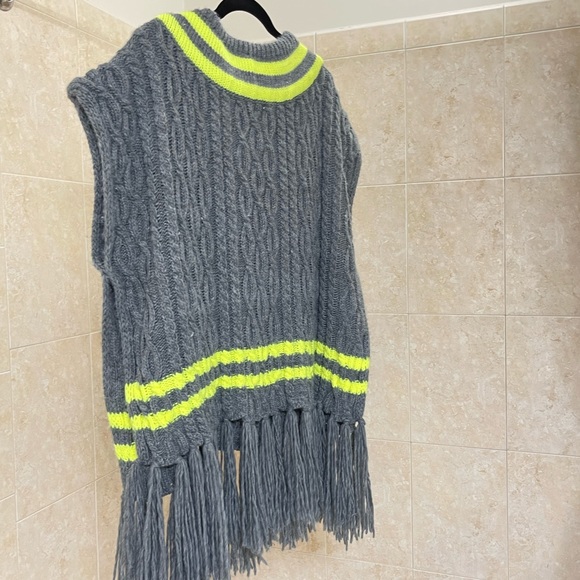 Steve Madden Women’s V Neck  Fringed Poncho Gray & Neon Yellow OSFM - Picture 2 of 10